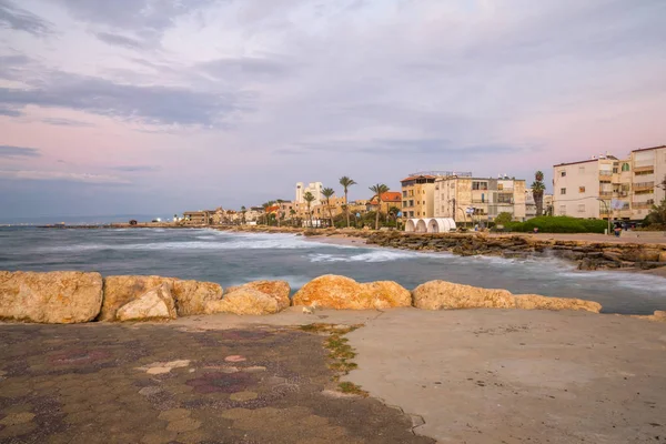 Bat-galim Strandpromenade, bei Sonnenuntergang, haifa — Stockfoto