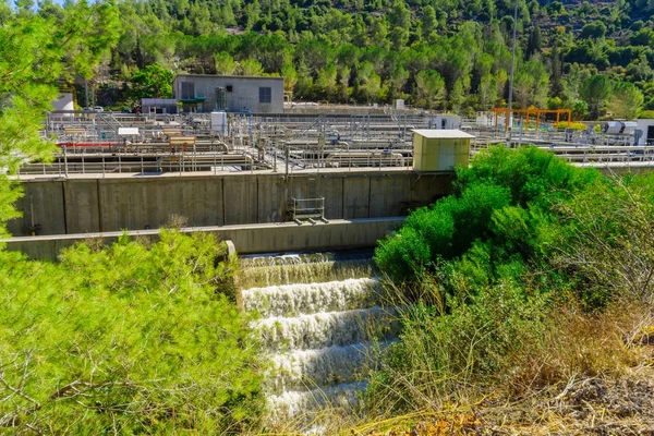 Usine de traitement des eaux usées, dans la vallée de Sorek — Photo