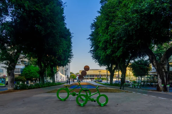 Rothschild boulevard and Ha-Bima square, in Tel-Aviv — Stock Photo, Image