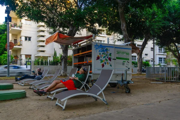 Street library on Rothschild boulevard, in Tel-Aviv — Stock Photo, Image