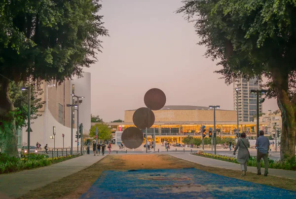 Rothschild Bulvarı ve Ha-Bima meydanda, Tel-Aviv