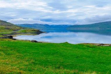 Kıyı şeridi ve peyzaj Isafjordur fiyort boyunca
