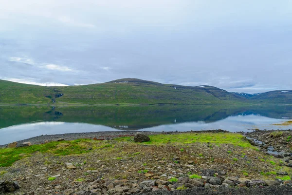 Ακτογραμμή και το τοπίο κατά μήκος το φιόρδ Isafjordur — Φωτογραφία Αρχείου