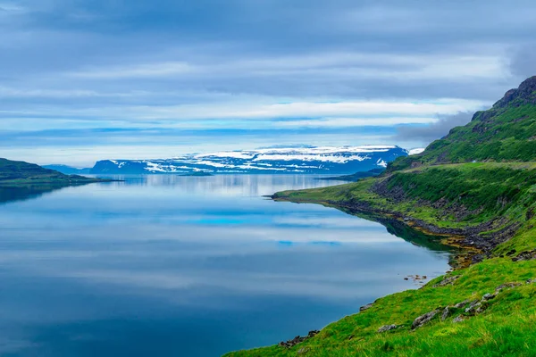 Coastline and landscape along the Skotufjordur fjord — Stock Photo, Image