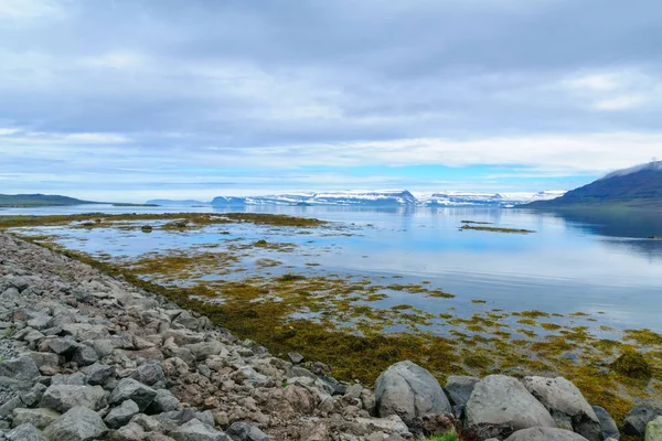 Kustlijn en landschap langs de fjord Skotufjordur — Stockfoto