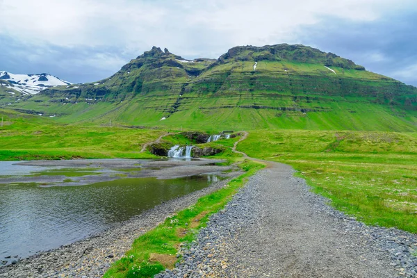 Landschap en de watervallen van Kirkjufellsfoss — Stockfoto