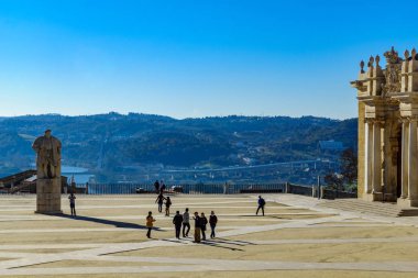 Eski Coimbra Üniversitesi avluda
