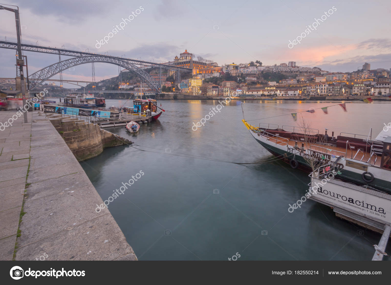 Coucher De Soleil Vue Sur Le Fleuve Douro à Porto Photo