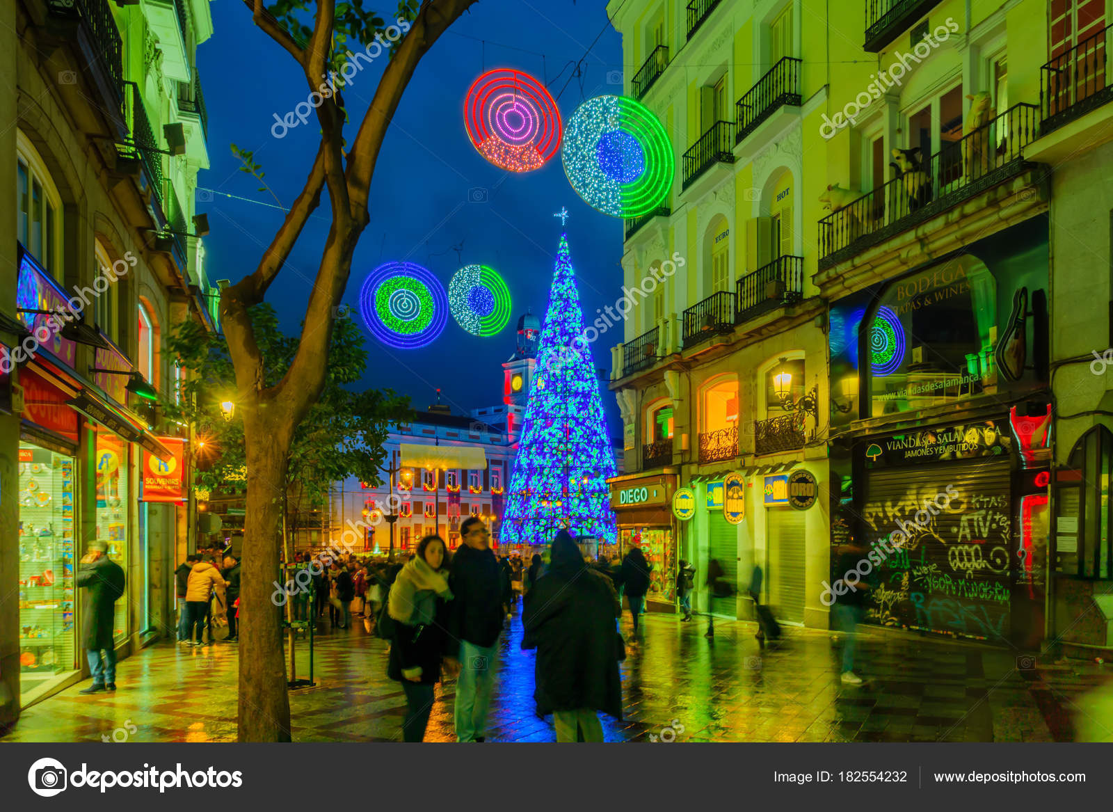Natale A Madrid.Puerta Del Sol Square With A Christmas Tree In Madrid Stock Editorial Photo C Rndms 182554232
