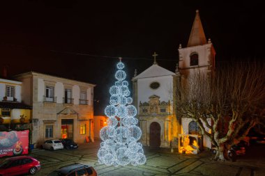 Bir Noel ağacı, Obidos ile Santa Maria Kilisesi