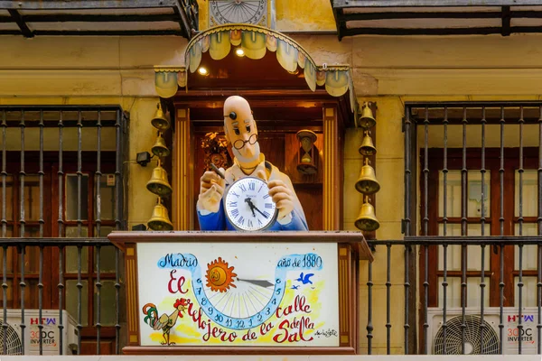 Madrid'da bir clockmaker figürü — Stok fotoğraf