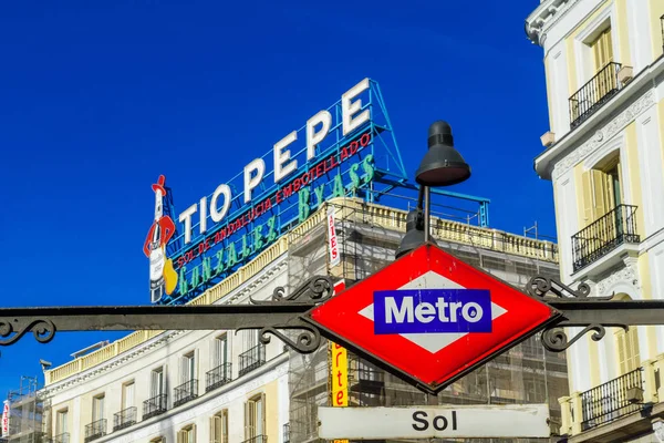 Signo de Tio Pepe, y el cartel de la estación de metro, en Madrid —  Fotos de Stock