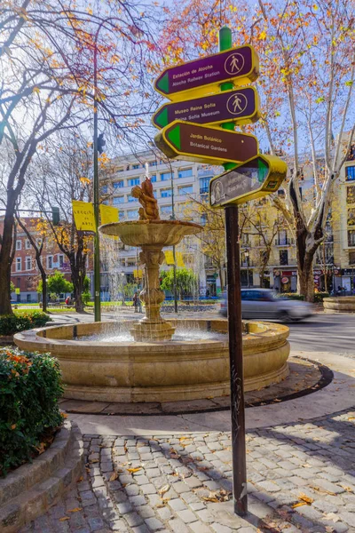 Paseo del Prado boulevard, in Madrid — Stockfoto