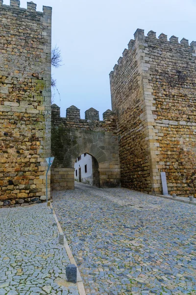 Porta nelle antiche mura, a Miranda do Douro — Foto Stock