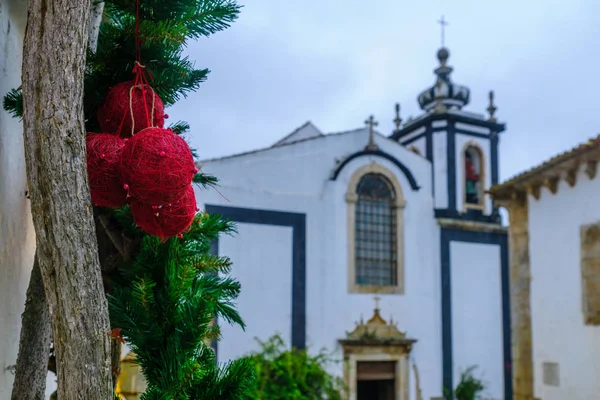 Ornamento de Natal e igreja de São Pedro em Óbidos — Fotografia de Stock