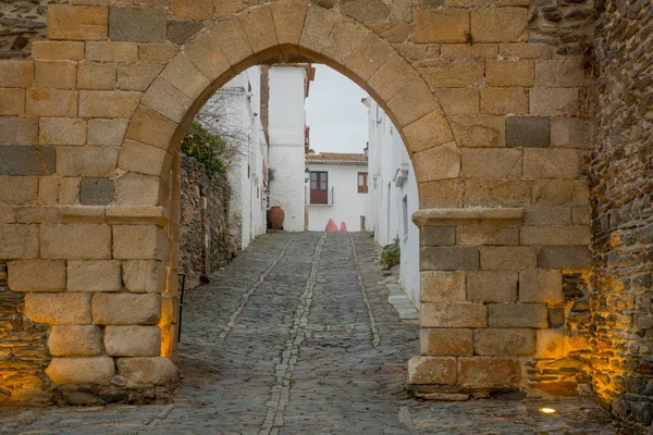Puerta de Alcoba en las antiguas murallas de Monsaraz — Foto de Stock
