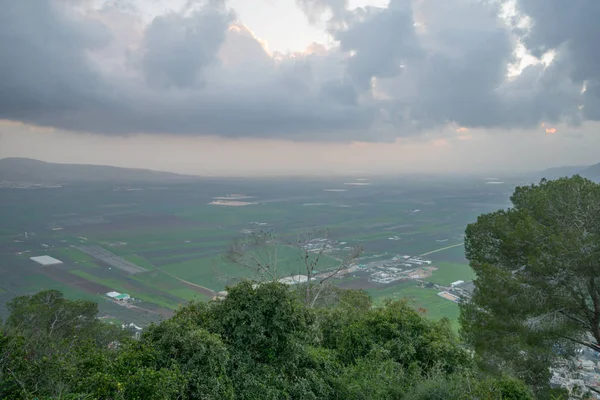 Вид на закат Изреельской долины с горы Табор — стоковое фото