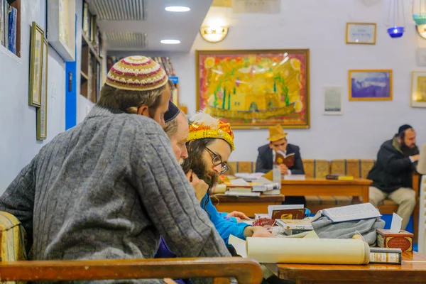 Pourim 2018 dans l'ancienne synagogue Abuhav, Safed (Tzfat ) — Photo