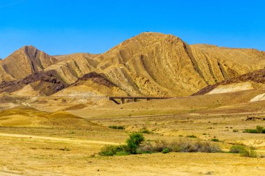 Peyzaj ve demiryolu Negev Çölü'nde