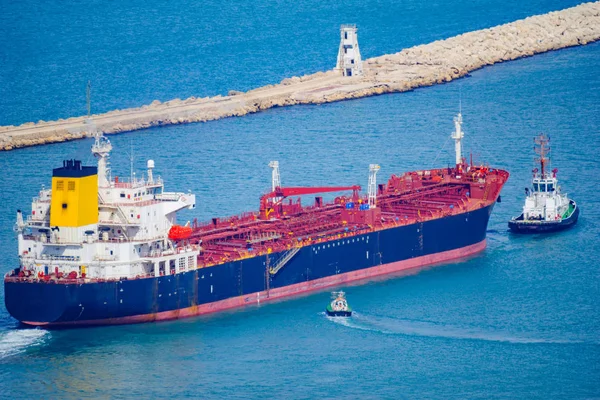 ハイファの港から導かれている貨物船 — ストック写真