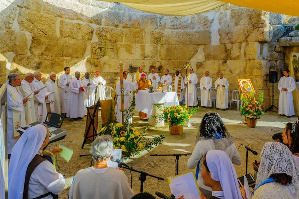 Påskedag Høytidelig messe ved basilikaen Emmaus-Nicopolis – stockfoto