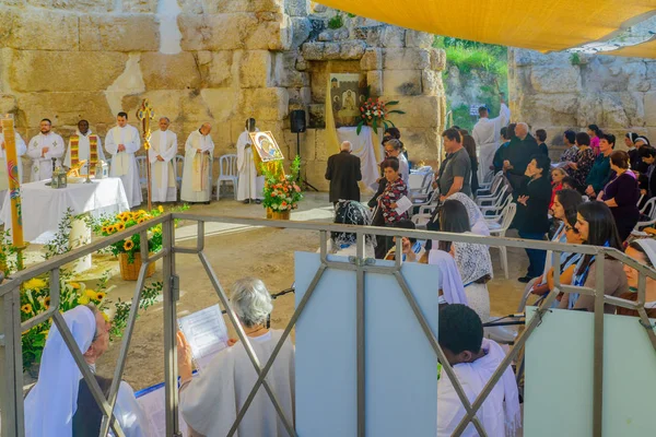 Senin Paskah Misa Solemn di basilika Emaus-Nicopolis — Stok Foto