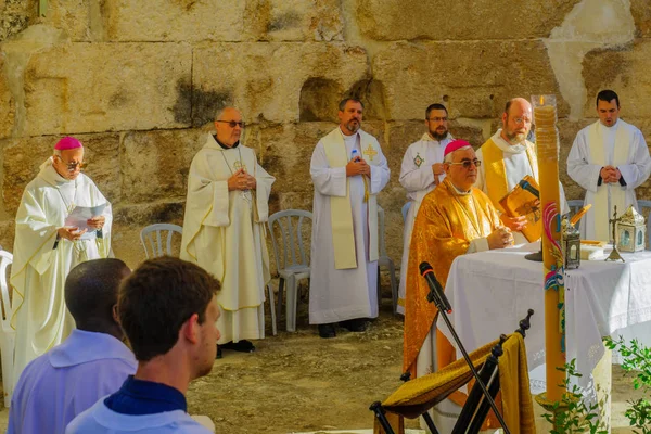 Påskedag Høytidelig messe ved basilikaen Emmaus-Nicopolis – stockfoto