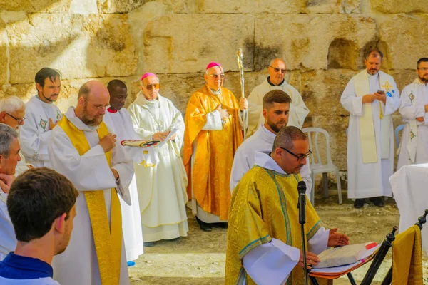 Påskedag Høytidelig messe ved basilikaen Emmaus-Nicopolis – stockfoto