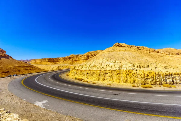 Винтовая пустынная дорога — стоковое фото