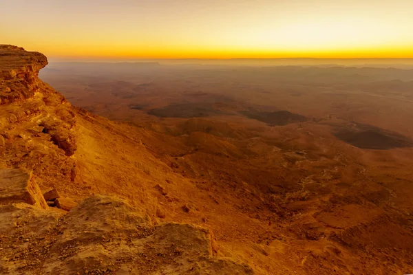 Vue du lever du soleil sur Makhtesh (cratère) Ramon — Photo