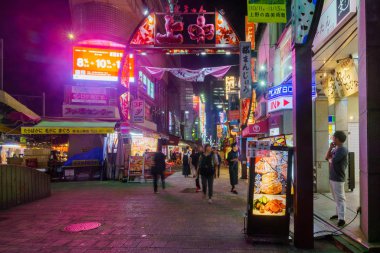 Tokyo 'daki Ameyoko Pazarı' nın gece manzarası.
