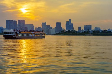 Tokyo 'da gün batımında gökyüzü ve feribot manzarası.
