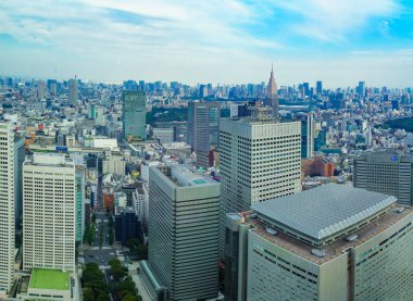 Shinjuku, Tokyo 'da ofis binaları ve şehir silueti