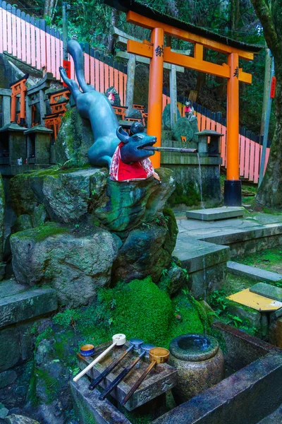 Figurka lišky (Kitsune), hora Inari, Kjóto — Stock fotografie
