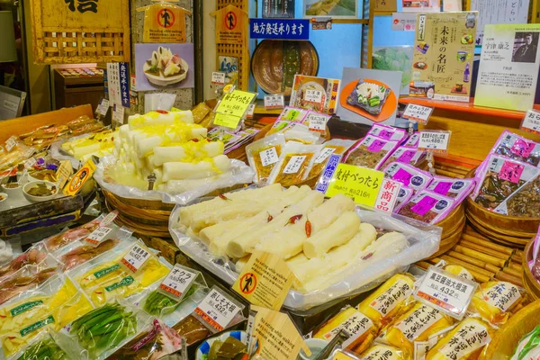 Produkty w sprzedaży na rynku Nishiki, Kioto — Zdjęcie stockowe