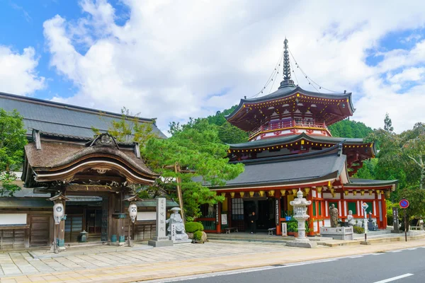 Manihouto Pagoda bij de Jofukuin Tempel, in de berg Koya (Koyasan) — Stockfoto