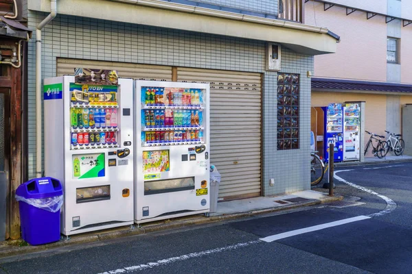 Widok ulicy z automatami, Kioto — Zdjęcie stockowe
