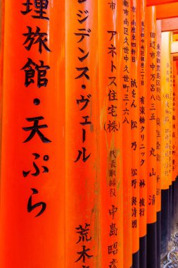 Torii kapılarına, Inari dağına, Kyoto 'ya bağış.