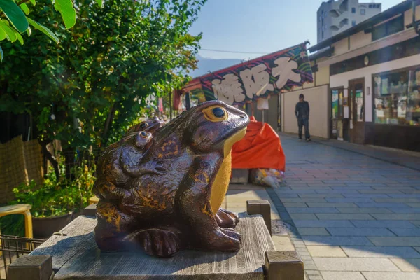 Symboliczna postać żaby w Matsumoto — Zdjęcie stockowe