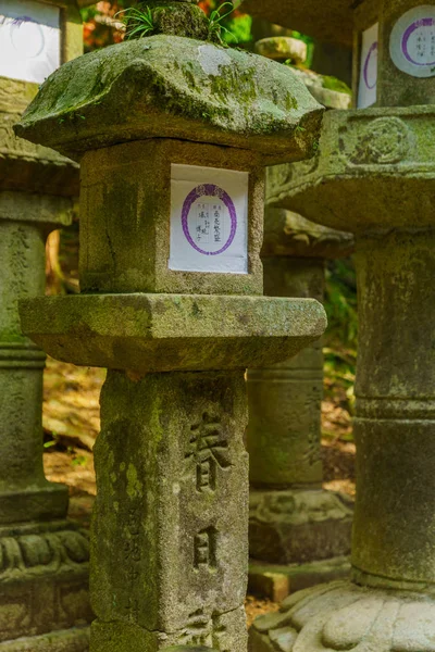 Kamenné tyče ve svatyni Kasuga Taisha, v Nara — Stock fotografie