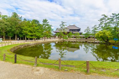Kagamiike göleti ve Todaiji, Nara 'da.