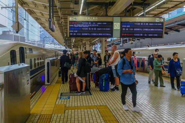 Cena da estação de Tóquio, com trens bala Shinkansen — Fotografia de Stock