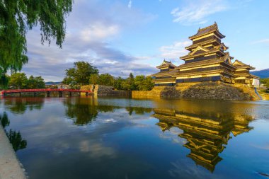 Matsumoto Kalesi (veya Karga Kalesi) ve köprü