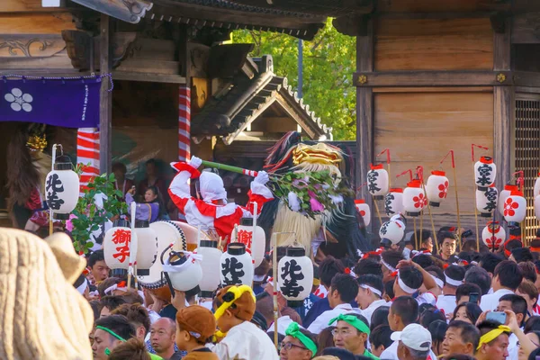 Herbstfesttanz des Haarlöwen in oshio tenman-gu Schrein — Stockfoto