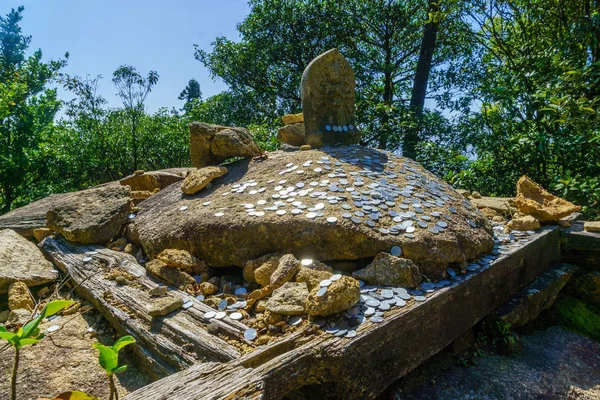 Offre de monnaie bouddhiste sur le mont Misen, à Miyajima — Photo