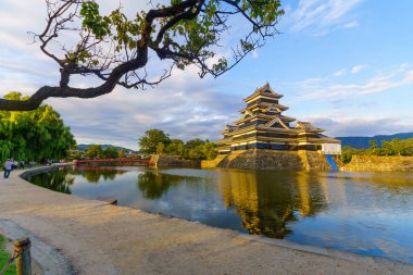 Matsumoto Kalesi (veya Karga Kalesi) ve köprü