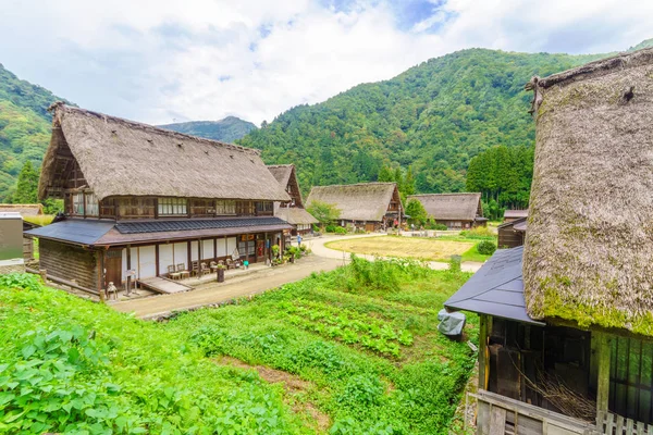 Фермерские дома Гассо-дзукури в деревне Суганума — стоковое фото