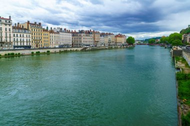 Lyon'da Saone Nehri manzarası