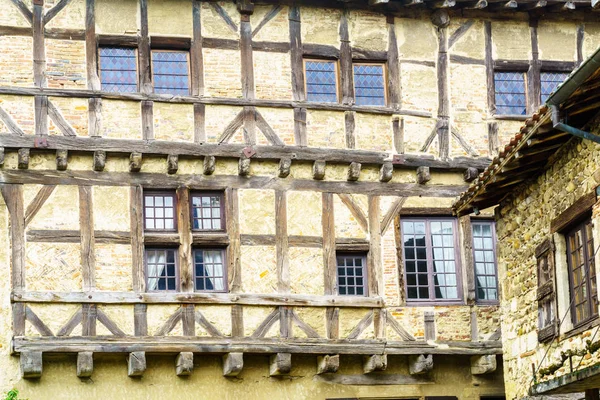 Casa de entramado de madera, en el pueblo medieval Perouges —  Fotos de Stock