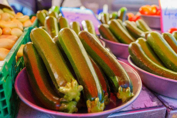 Pepinos a la venta en un mercado francés — Foto de Stock